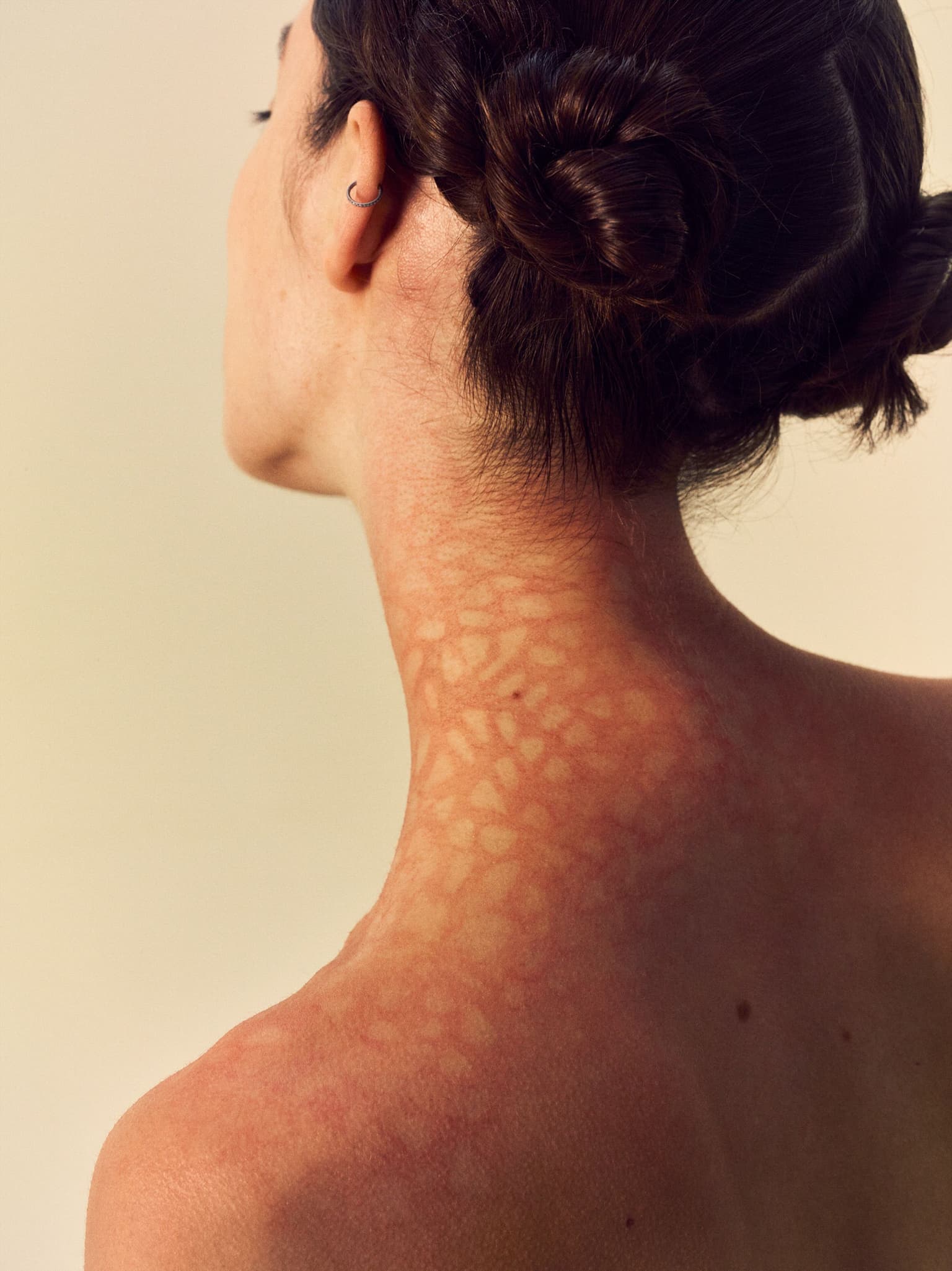 a womans back of neck with skin pattern on it